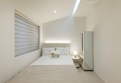 SINSA - 16 Bed - 3 Story Home #FullyFurnished #Gangnam #Garosugil #GroupTravel