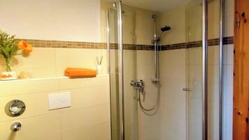 Dusche, Haartrockner, Handtücher, Seife