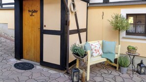 Ein traditionelles Fachwerkhäuschen mit einer hölzernen Tür, auf der 'Fleureisen' steht.