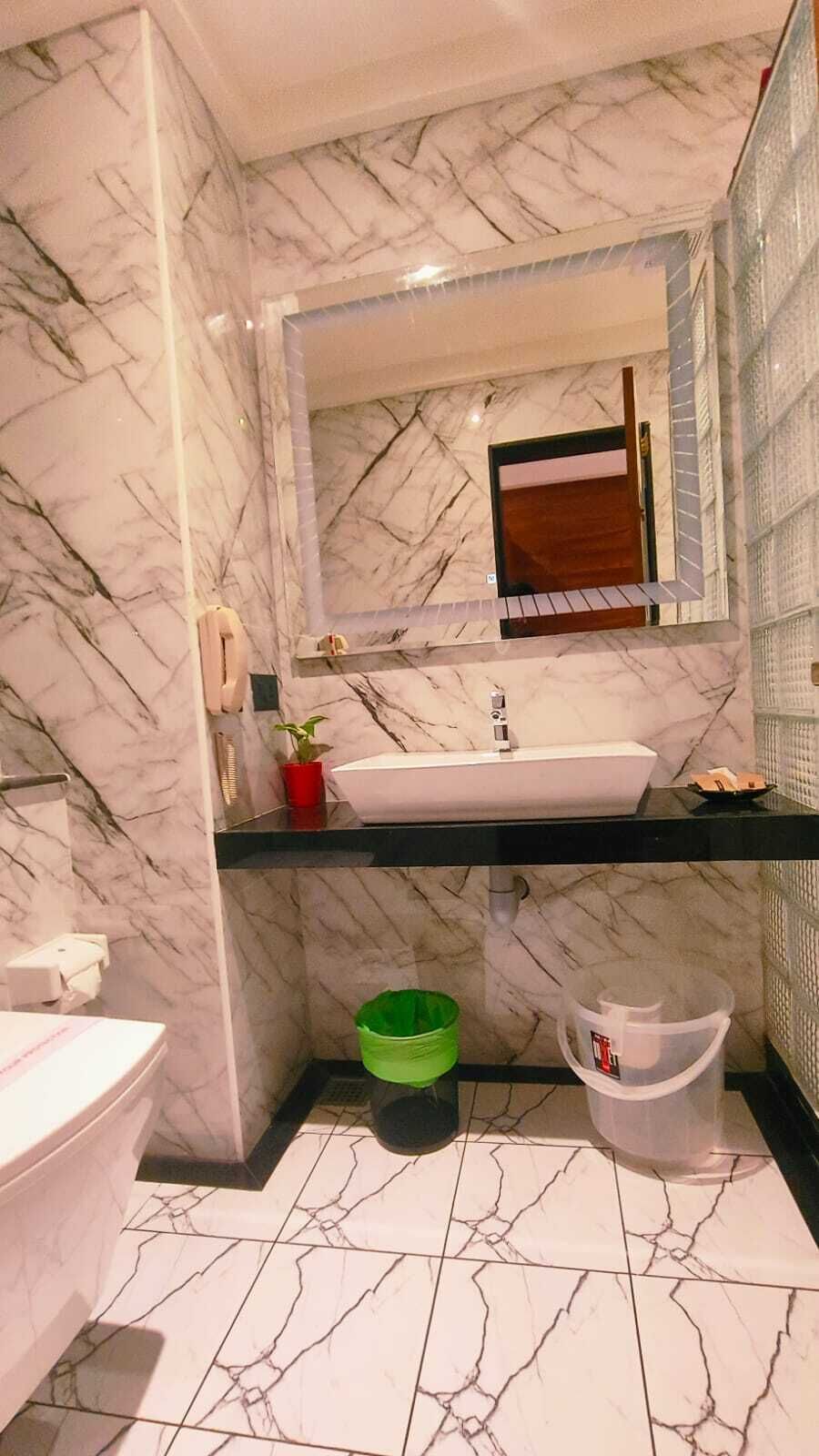 Ducha, artículos de tocador gratuitos, secador de pelo, toallas