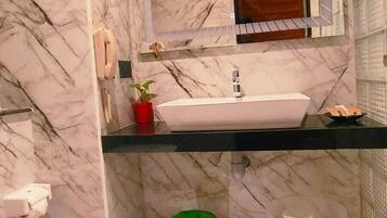 Ducha, artículos de tocador gratuitos, secador de pelo, toallas