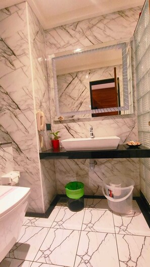 Ducha, artículos de tocador gratuitos, secador de pelo, toallas