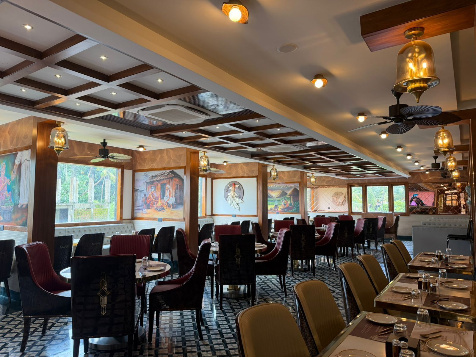 Un restaurante con varias salas de comedor, cada una con mesas y sillas.