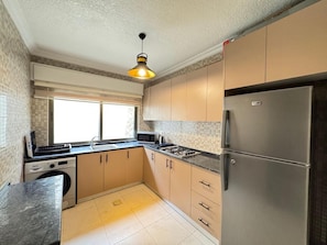 Private kitchen - Cozy 2 Bedroom apartmnet with private terrace in Swefieh (Amman)