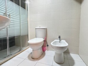 Een douche, een bidet, handdoeken, zeep