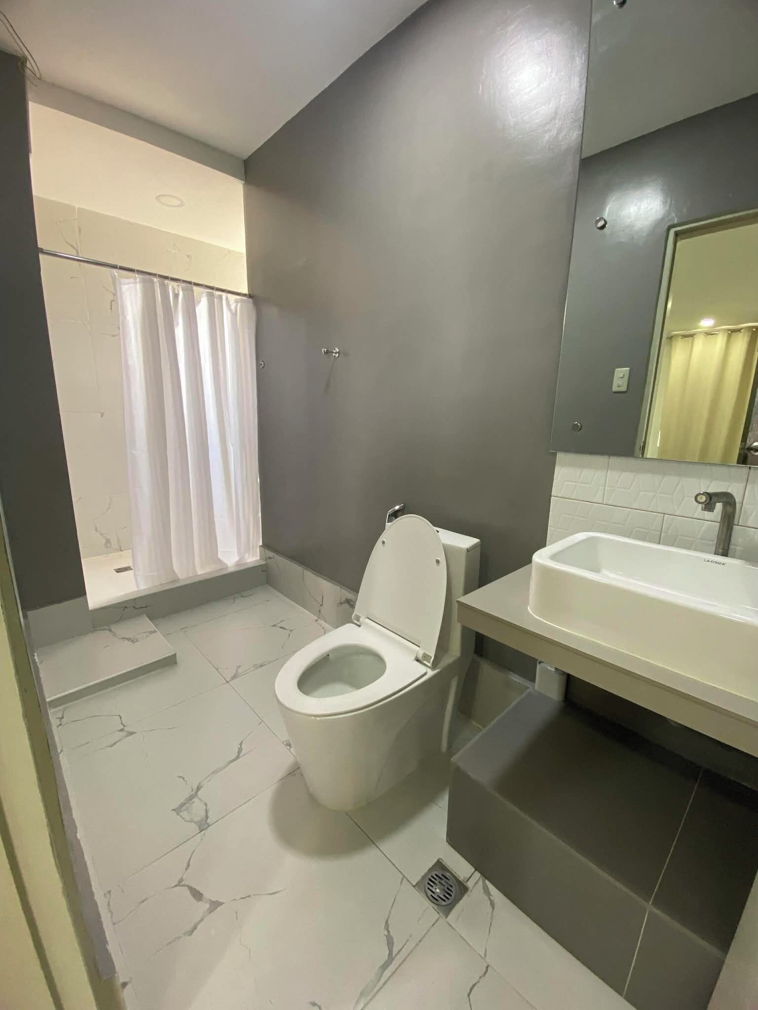 Regadera, bidet, toallas, jabón 