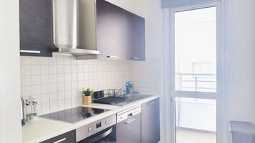 Fridge, microwave, stovetop, cookware/dishes/utensils