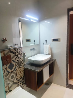 Habitación familiar | Baño | Regadera, toallas, jabón 