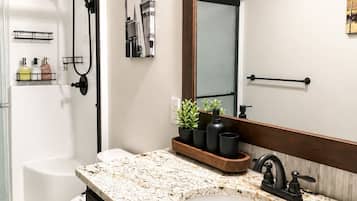 Dusche, Haartrockner, Bidet, Handtücher