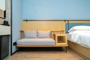 Quarto casal básico, 1 cama Queen | Wi-Fi de cortesia