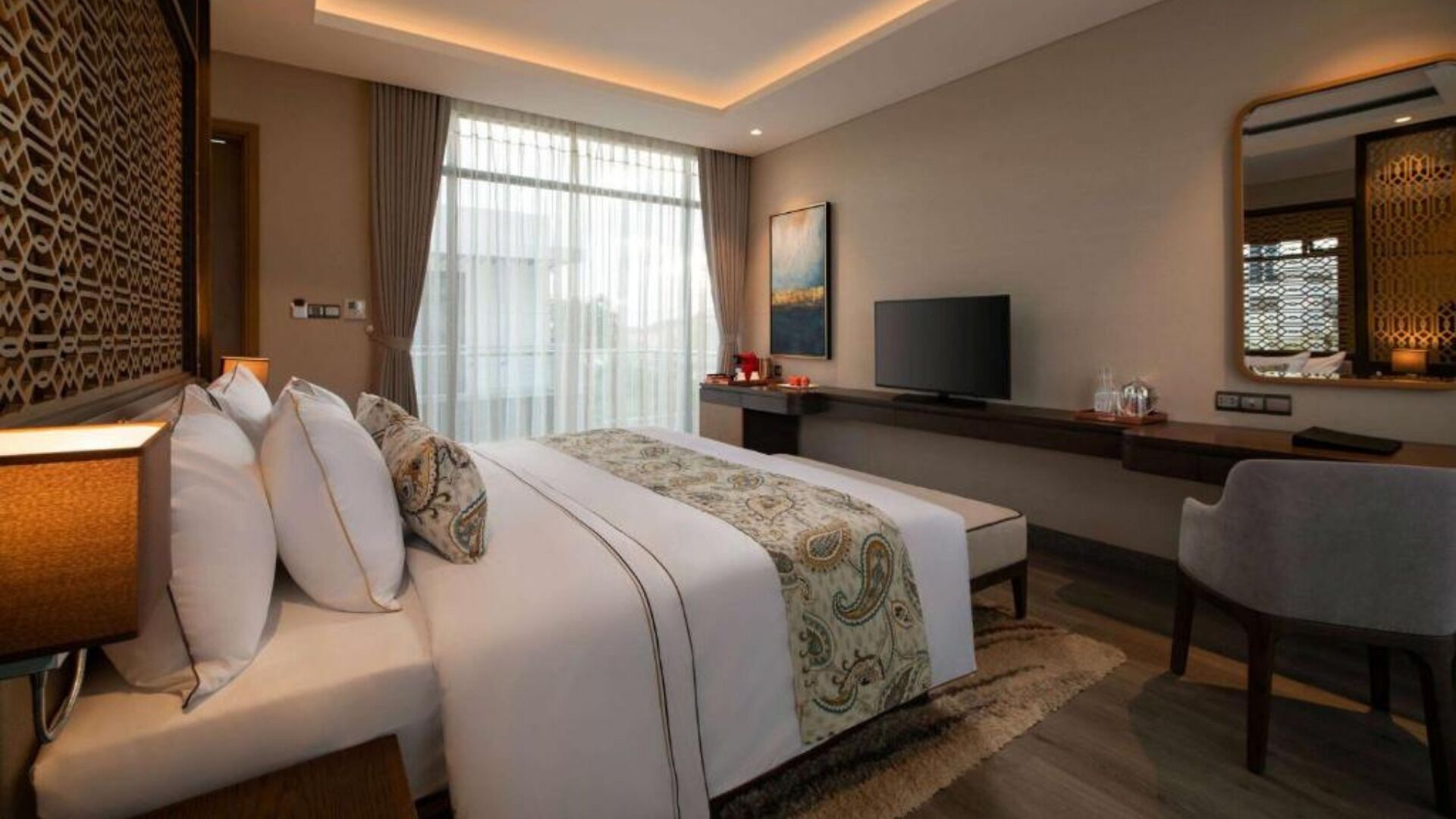 Pillowtop beds, in-room safe, desk, blackout drapes