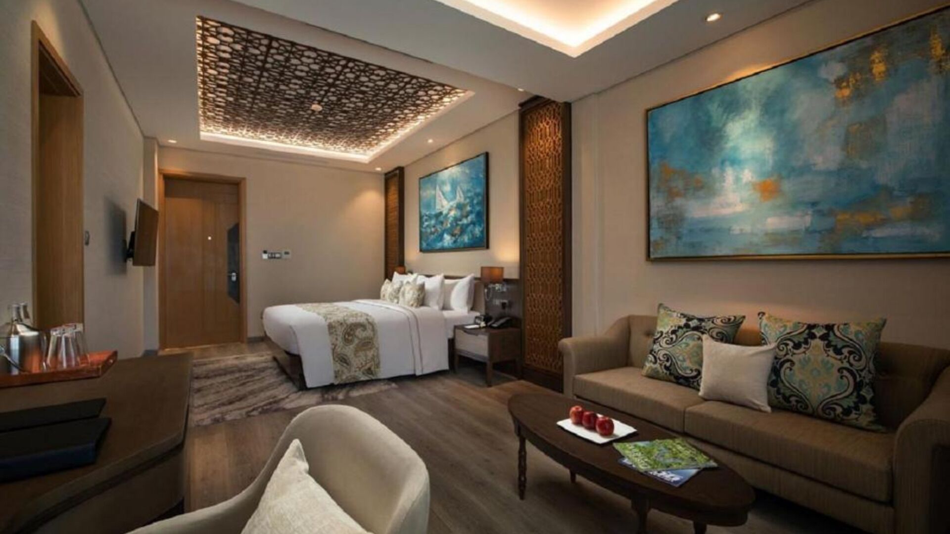Pillowtop beds, in-room safe, desk, blackout drapes