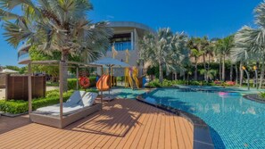 Piscine couverte, piscine extérieure, parasols de plage, chaises longues