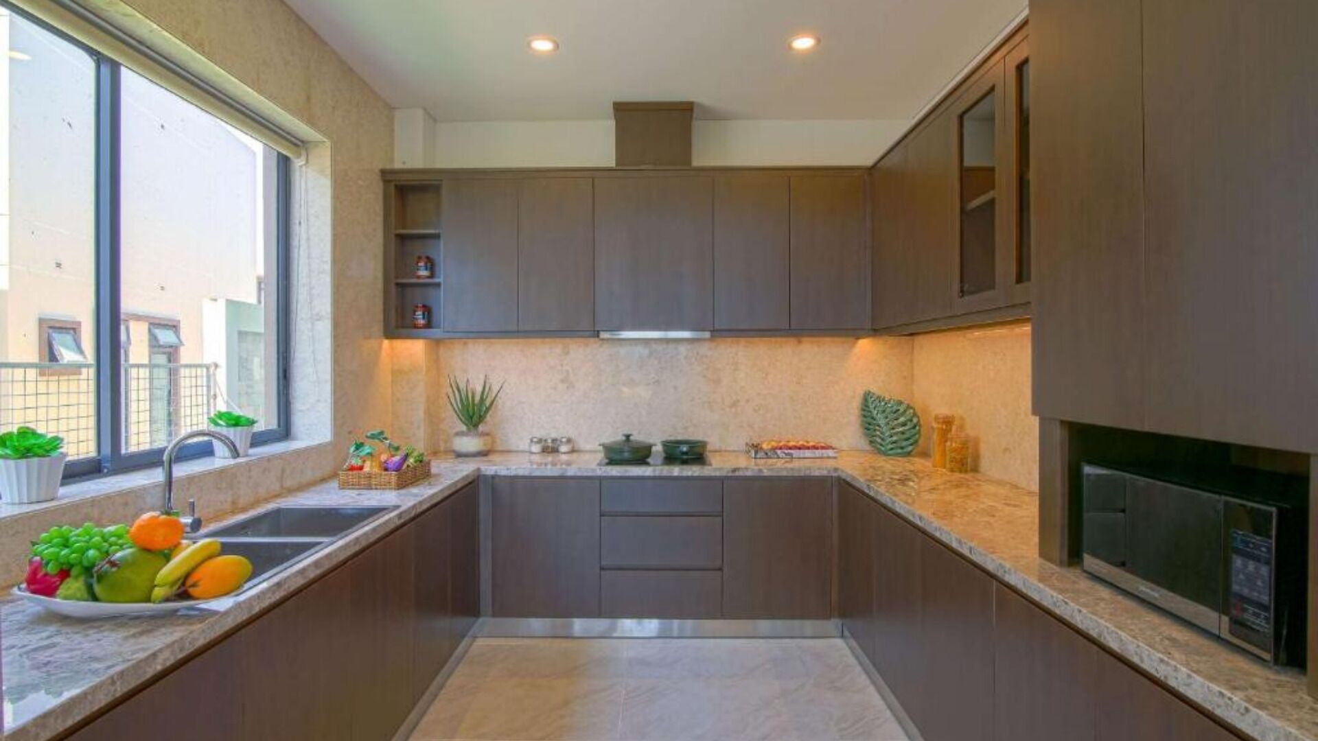 Coffee/tea maker, dining tables