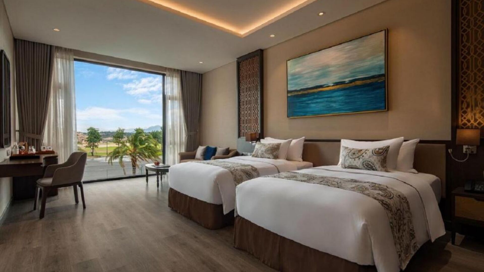 Pillowtop beds, in-room safe, desk, blackout drapes