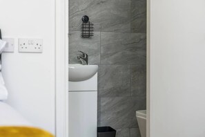 Handtücher, Seife, Shampoo, Toilettenpapier