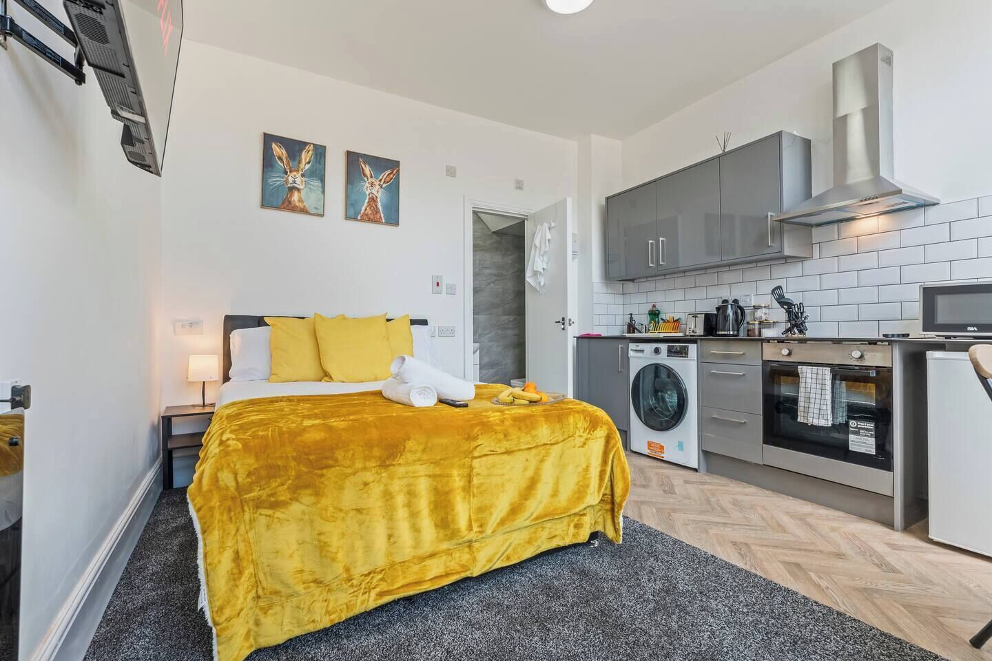 Desk, iron/ironing board, WiFi, bed sheets