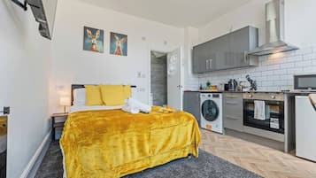 Een bureau, een strijkplank/strijkijzer, wifi, beddengoed