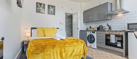 Escritorio, tabla de planchar con plancha, wifi y ropa de cama