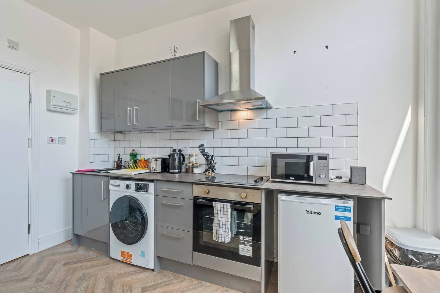 Kühlschrank, Mikrowelle, Ofen, Herdplatte