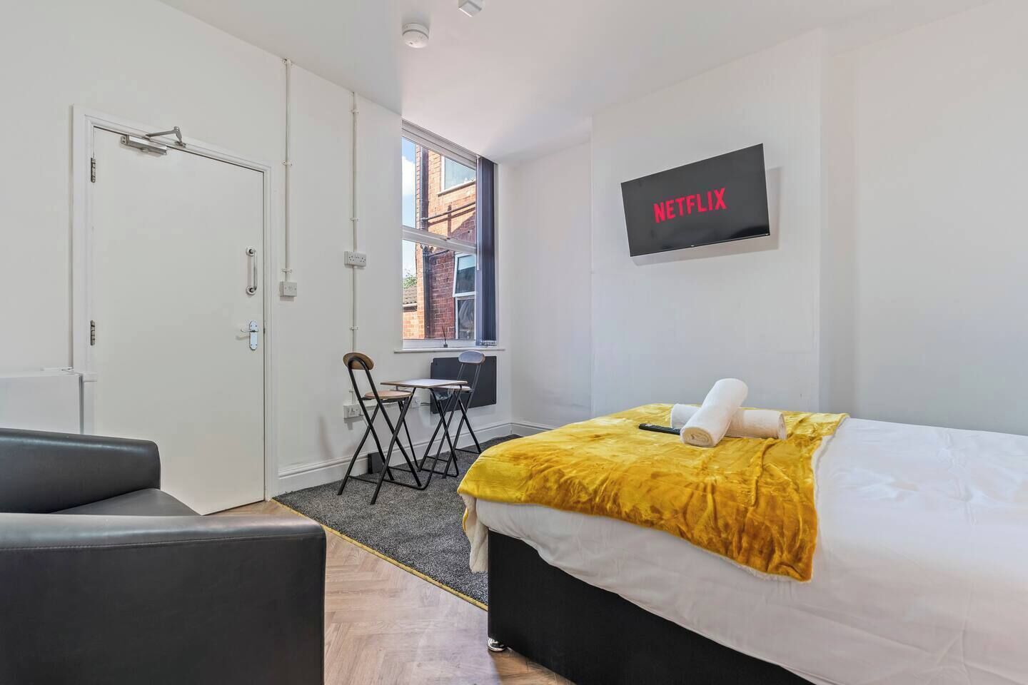 Een bureau, een strijkplank/strijkijzer, wifi, beddengoed