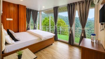 Deluxe tweepersoonskamer, balkon, uitzicht op bergen | Een bureau, gratis wifi