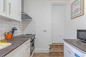 Kaffe- och tebryggare, kylskåp, mikrovågsugn och ugn