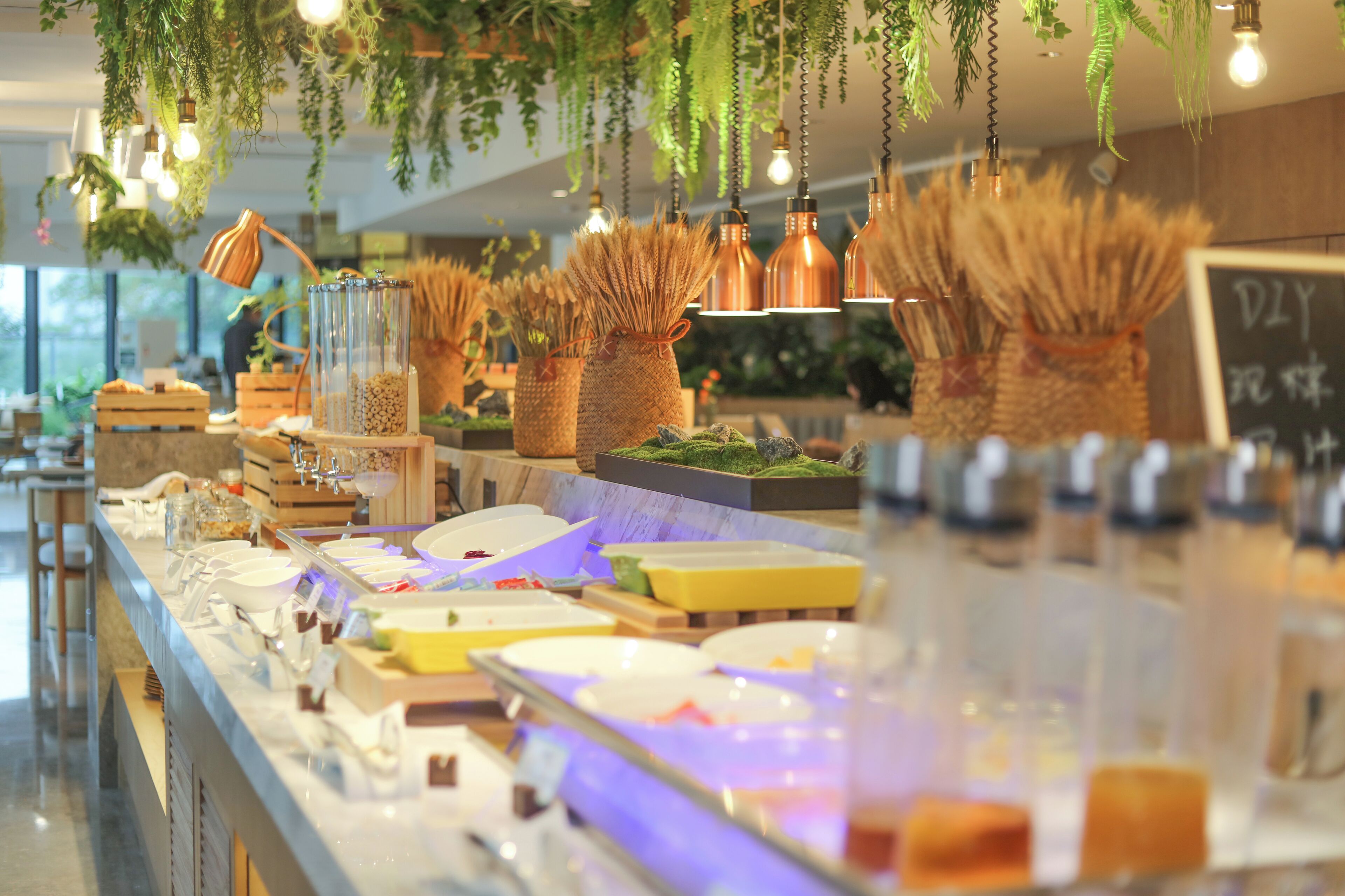 Zona de bufé con diferentes alimentos y utensilios para servir.
