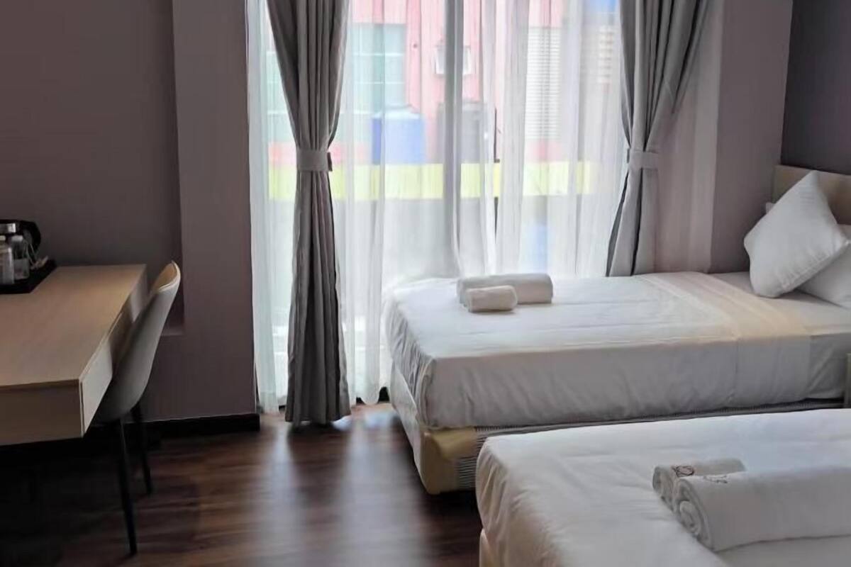 Standard Twin Room, Balcony, City View | WiFi (free)