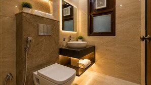 Un baño moderno con ducha, inodoro y lavamanos.