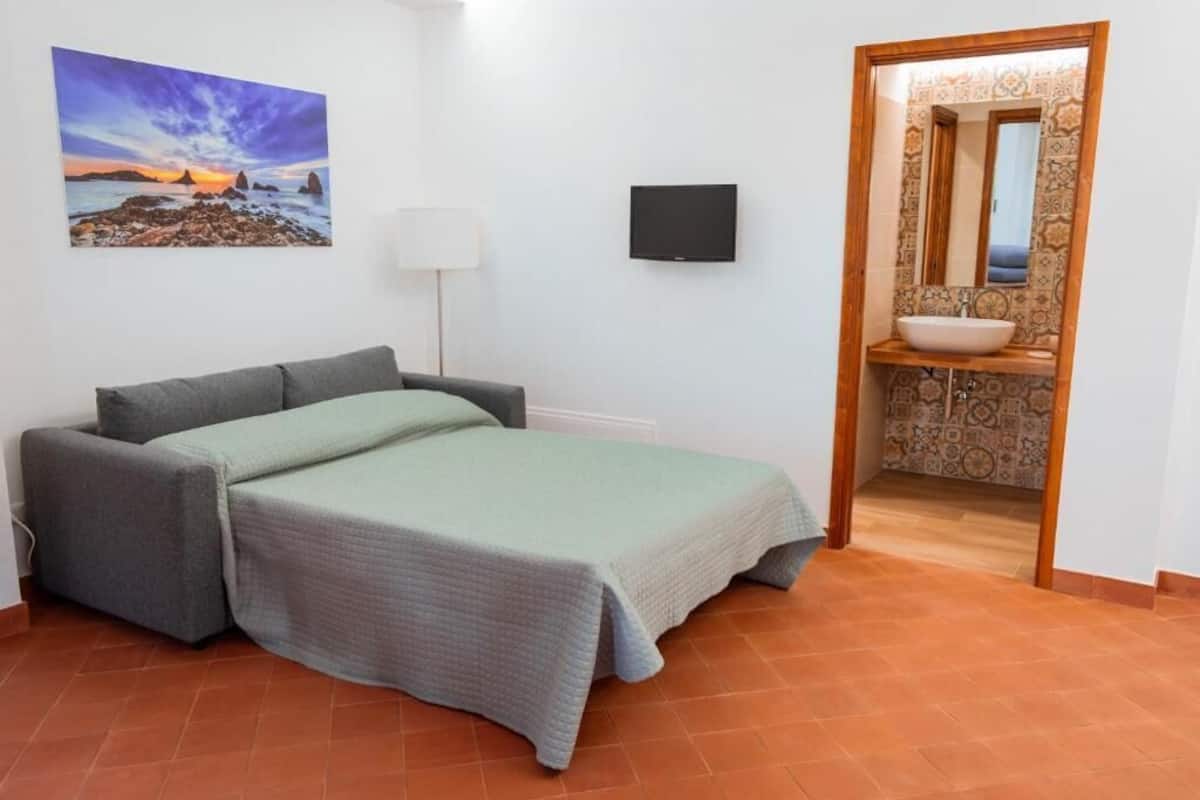 Apartament, pati, vistes al jardí | Planxa i posts de planxar i wifi gratuïta 