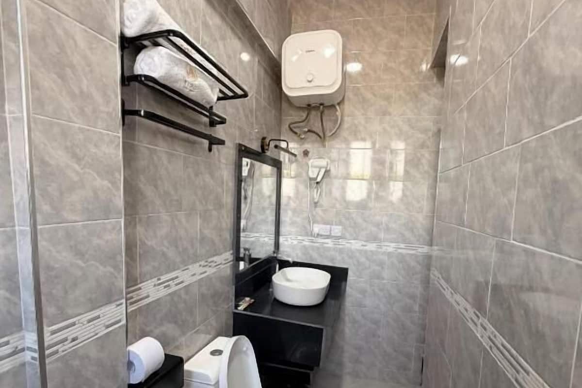 Dusche, kostenlose Toilettenartikel, Haartrockner, Handtücher