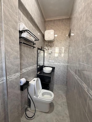 Dusche, kostenlose Toilettenartikel, Haartrockner, Handtücher