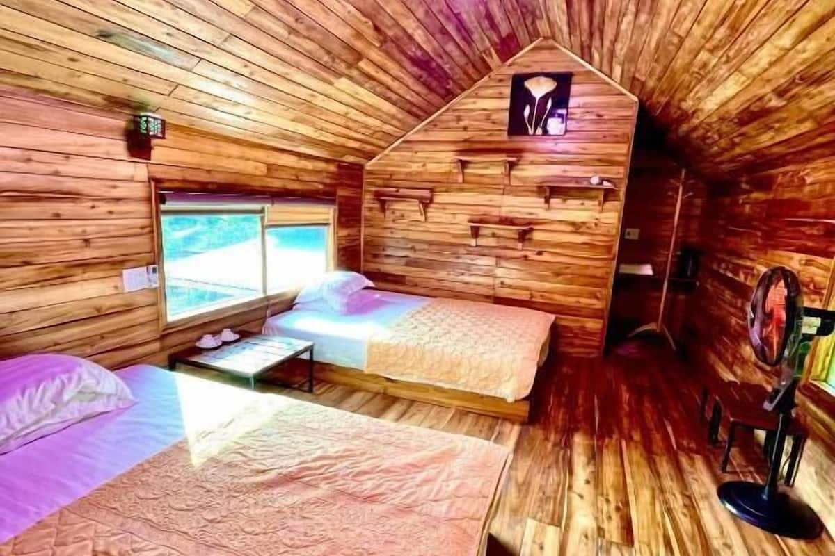 Familienapartment, Blick auf den Innenhof | Schreibtisch, kostenloses WLAN