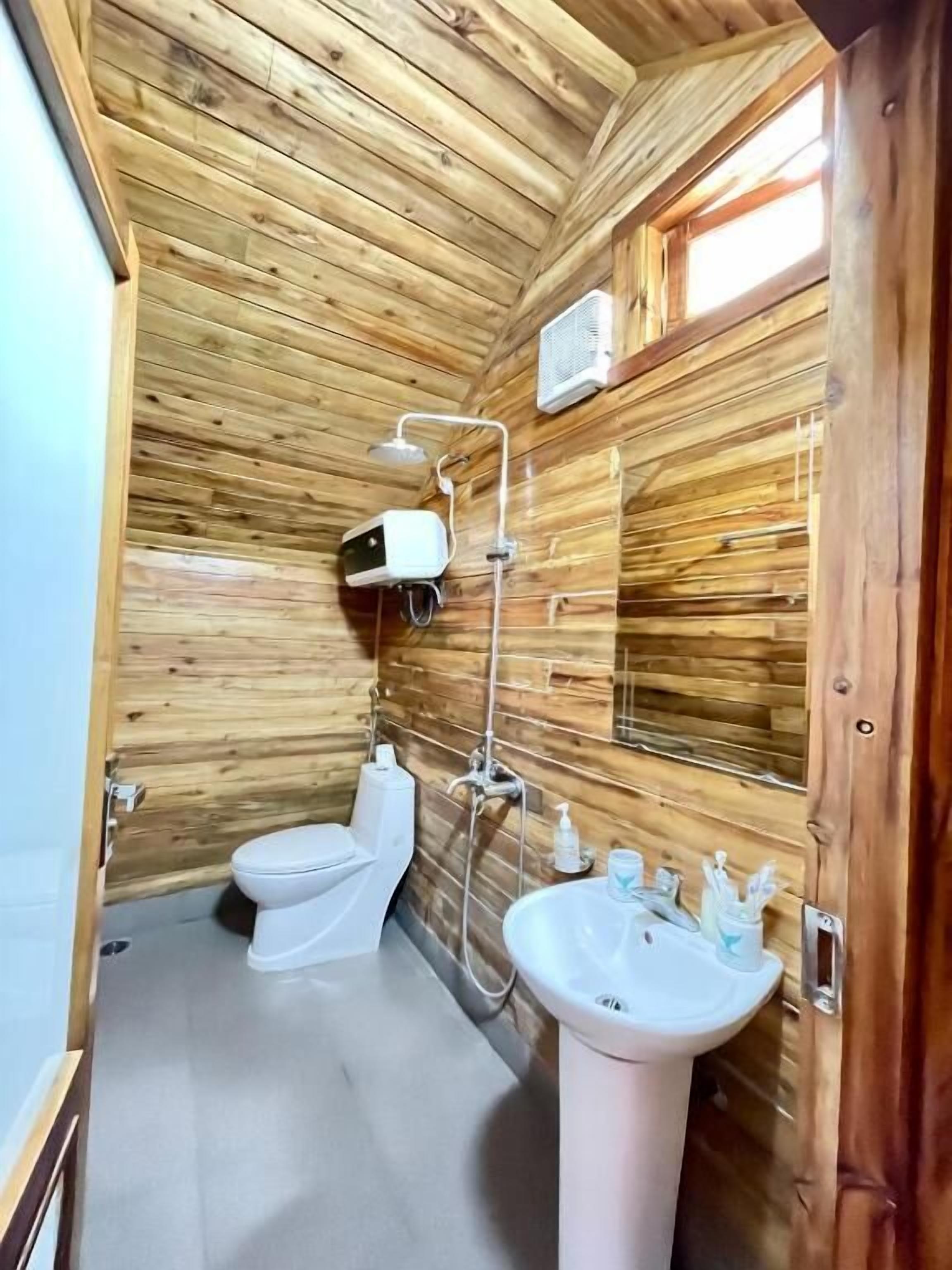 Appartement, 2 chambres, vue sur la cour intérieure | Salle de bain | Douche, séchoir à cheveux, pantoufles, serviettes fournies