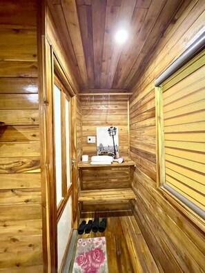 Familienapartment, Blick auf den Innenhof | Badezimmer | Dusche, kostenlose Toilettenartikel, Haartrockner, Hausschuhe
