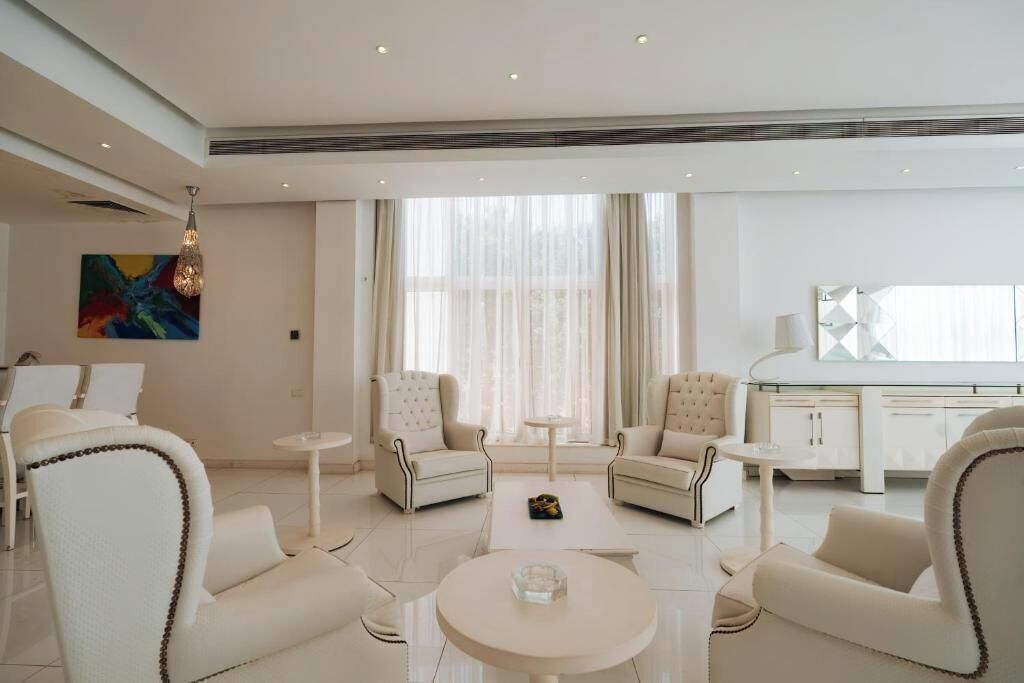 Ein modernes Wohnzimmer mit einer Sofagarnitur, einem Couchtisch und einem Fernseher.
