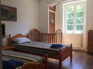 Tabla de planchar con plancha, wifi y ropa de cama