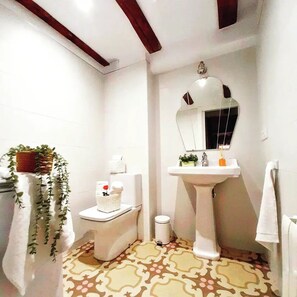 Un baño con inodoro, lavabo y espejo.