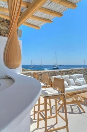 Property grounds - Beachfront Mykon Villa – Your Relaxing Getaway in Platys Gialos (mykonos)