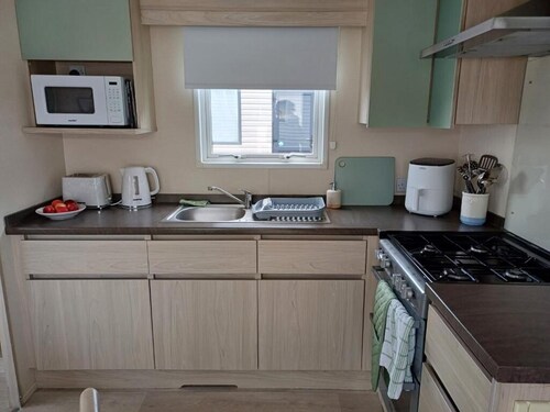 3-bed Caravan, Sleeps 6 Plud Travel cot With Indoor Pool