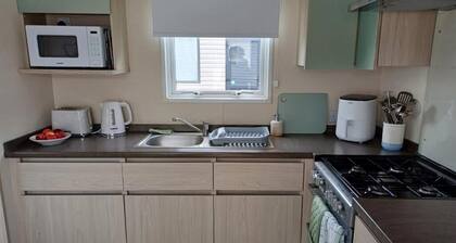 3-bed Caravan, Sleeps 6 Plud Travel cot With Indoor Pool