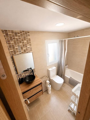 Haartrockner, Handtücher, Seife, Toilettenpapier