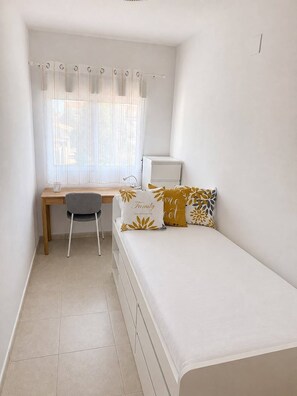 A small, neatly arranged bedroom with a single bed, a desk, and a chair. - Townhouse located 50 meters from the beach in a family-friendly and very quiet neighborhood (Almassora)