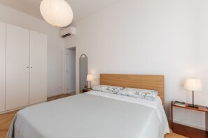 Room - A modern 120 sqm apt located on the third floor of a period building, it is equipped with every comfort to comfortably host two adults and a child.The apartment is located in a centrally located area (ZTL in Italian), less than 160 mt from Torresotto di  (Bologna)