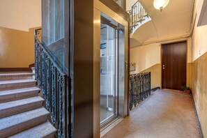 Eine Treppe mit Metallgeländern führt zu einer Tür mit einem Fenster.