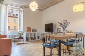 Dining - A modern 120 sqm apt located on the third floor of a period building, it is equipped with every comfort to comfortably host two adults and a child.The apartment is located in a centrally located area (ZTL in Italian), less than 160 mt from Torresotto di  (Bologna)