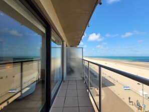 A balcony with a view of a beach and the ocean. - Seafront Apartment in Middelkerke (Middelkerke)