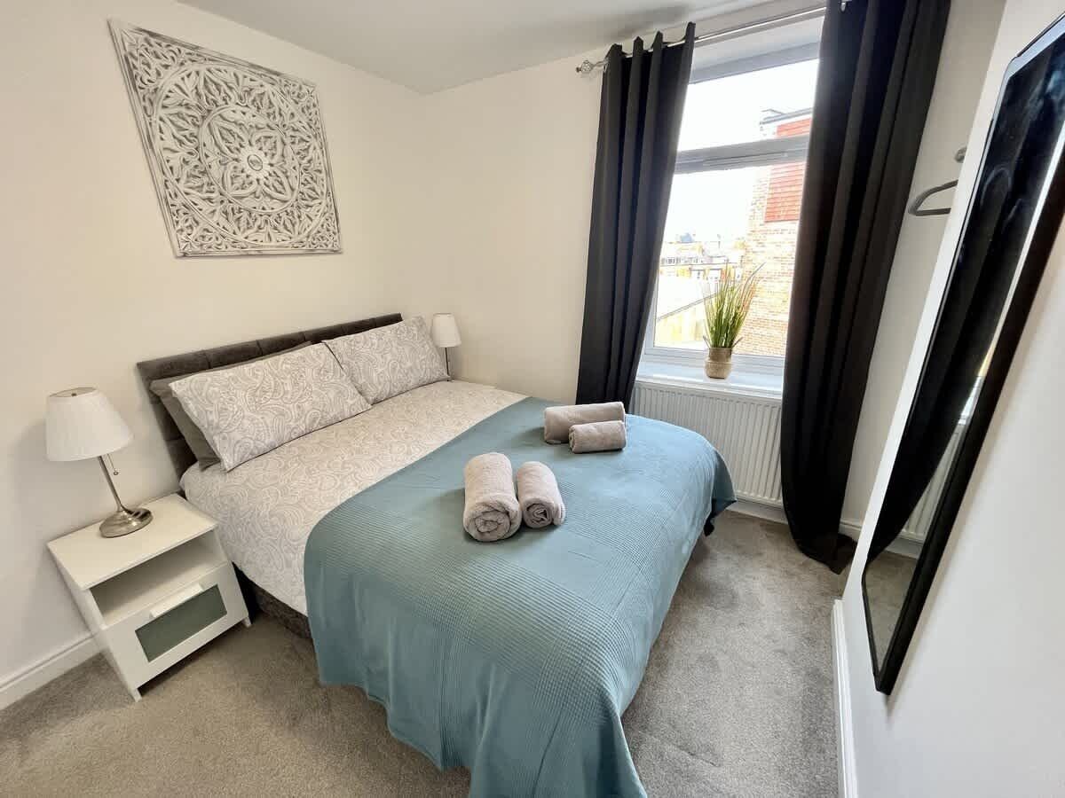 Iron/ironing board, travel crib, WiFi, bed sheets