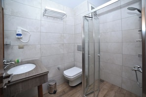 Habitación estándar con 2 camas individuales, vista a la ciudad | Baño | Secadora de cabello y toallas